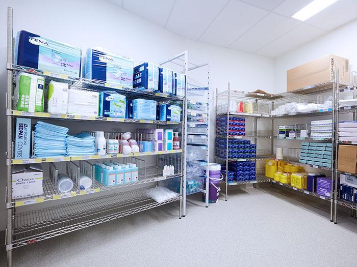 Přehledně uspořádané zásoby zdravotnického materiálu v domově seniorů